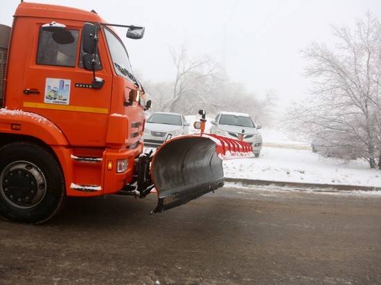 Около 500 тонн реагентов отсыпали на дороги Волгоградской области