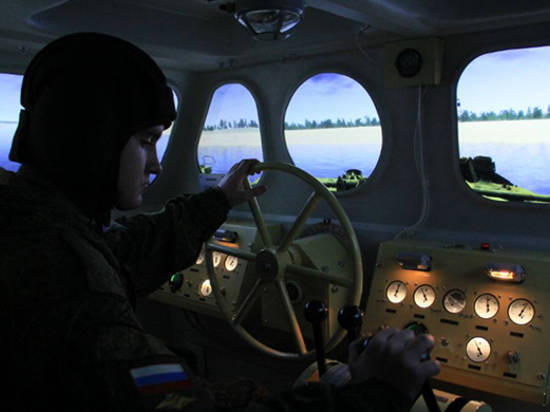 Военных инженеров в Волжском научат управлять катерами на тренажере