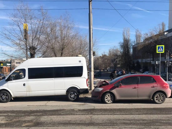 В Волгограде иномарка ударила стоящий микроавтобус: есть пострадавший