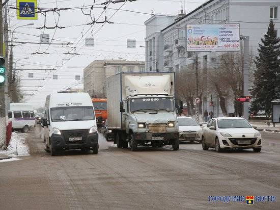 В Волгограде маршрутка, высаживая пассажиров посреди дороги, спровоцировала ДТП