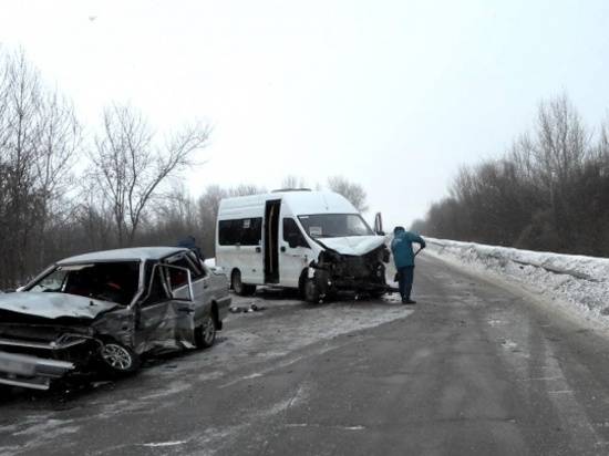 Под Волгоградом 5 человек пострадали в столкновении ВАЗа и маршрутки