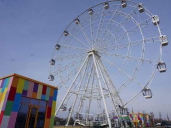 В Волжском протестировали новое 50-метровое колесо обозрения