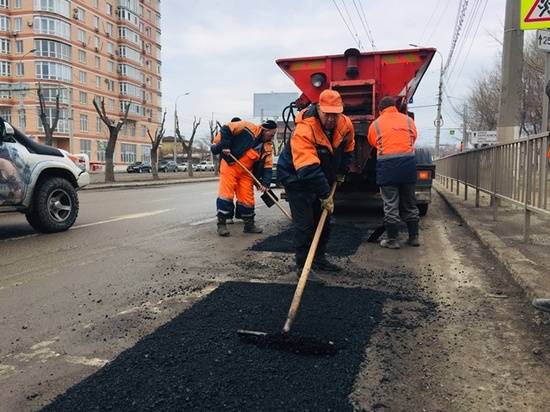 В Волгограде начались гарантийные дорожные работы на проспекте Жукова