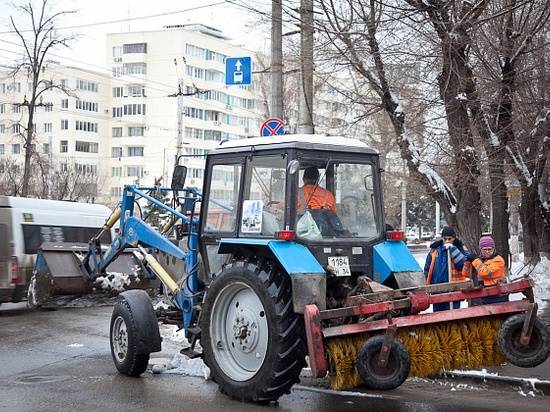 50 спецмашин ликвидировали последствия «весенней зимы» в нескольких районах региона