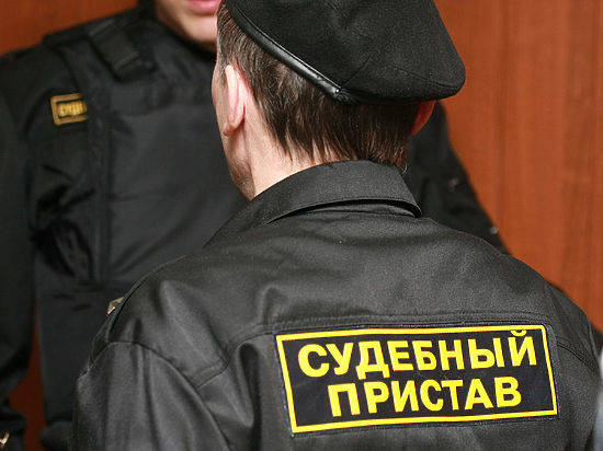 В Камышине пристав «купил» у алиментщика гитару