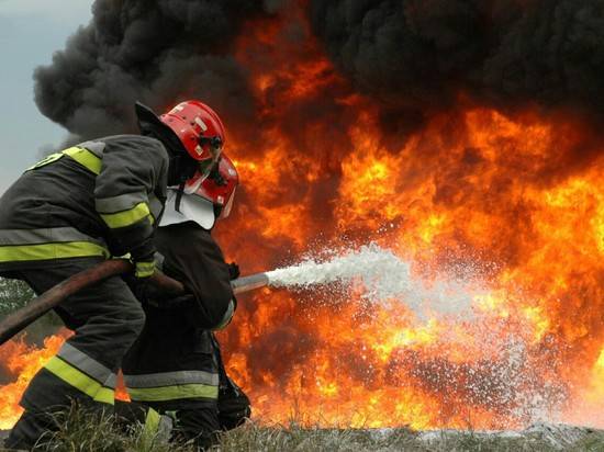 В Быково под одной крышей загорелись гараж, баня и летняя кухня