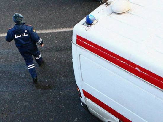 В Волжском «зеленый» водитель врезался в дерево: четверо в больнице