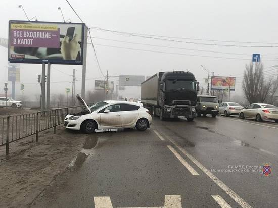 На западе Волгограда в ДТП с водителем из Воронежа пострадали два человека