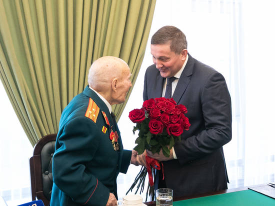 Волгоградский фронтовик Владимир Туров празднует 99-летие