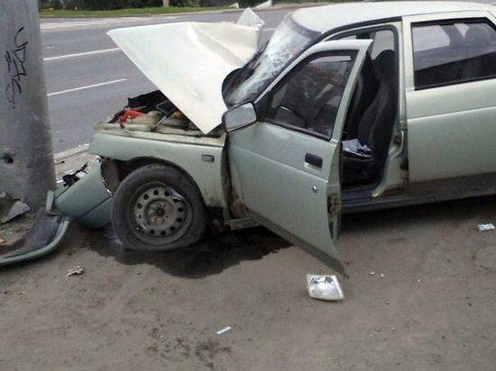 В Волгоградской области водитель на «десятке» протаранил столб и попал в больницу