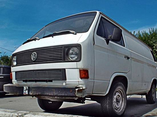 В Волгограде дотла сгорел 30-летний минивэн Volkswagen