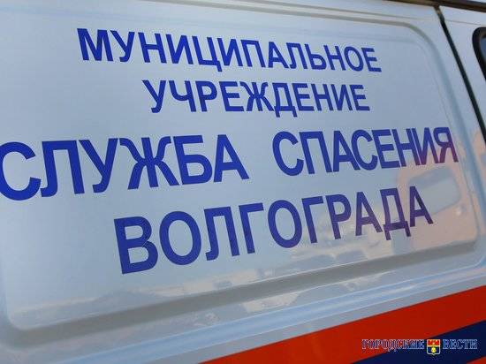 На юге Волгограда микроавтобус  придавил ремонтировавшего его владельца