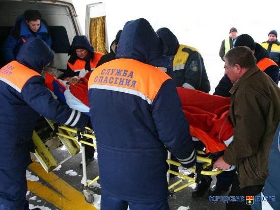 В Волгограде 200-килограммовую пациентку до скорой несли спасатели