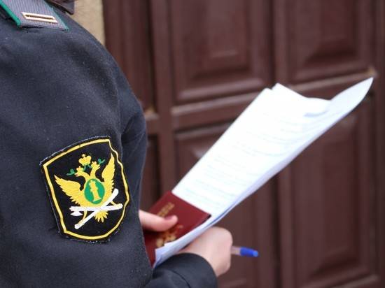 Под Волгоградом мать должницы не пускала в дом приставов и получила две административки