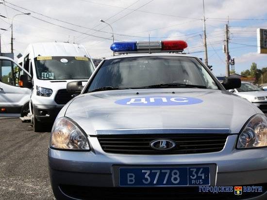 Заняли три полосы: в Волгограде маршрутчиков арестовали за блокировку движения на «Современнике»