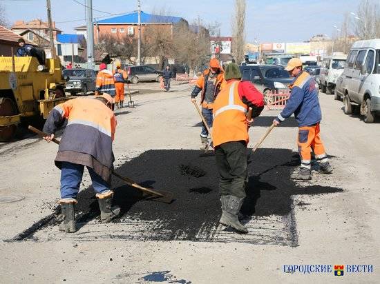 В Волгограде дорожники круглосуточно устраняют дефекты на трассах