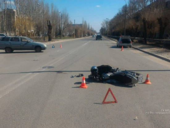 В Волжском водитель ВАЗа сбил 66-летнего байкера