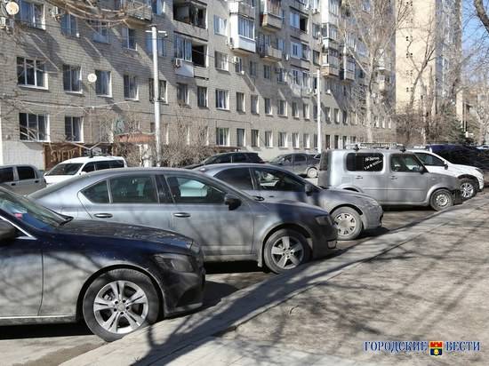 25 марта волгоградцев просят убрать машины с улицы Советской