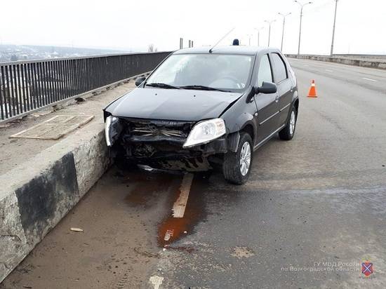 В Волгограде 45-летний водитель на Renault снес отбойник: мужчина в больнице