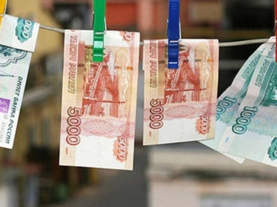 20-летние волгоградцы расплатились за «семерку» фальшивыми деньгами