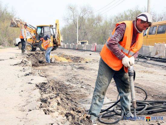 В Волгограде продолжается ремонт дороги на улице Неждановой