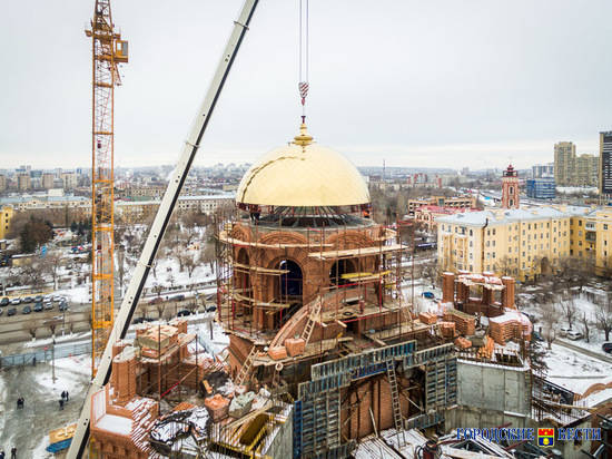 В Волгограде митрополит Феодор освятит два малых купола собора Александра Невского
