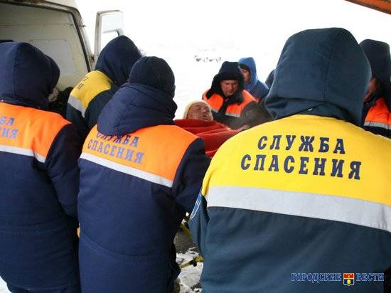 В Волгограде медики только при помощи спасателей смогли перенести полную женщину в скорую