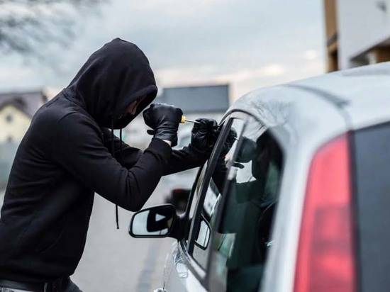 Разбил и убежал: в Волгограде автовора из Костромы спугнула сигнализация