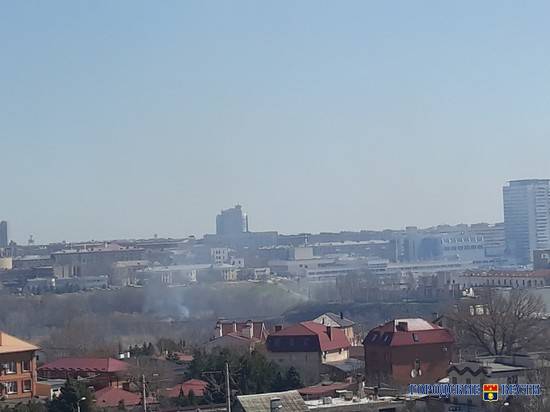В Волгограде в пойме реки Царицы загорелся сухой камыш