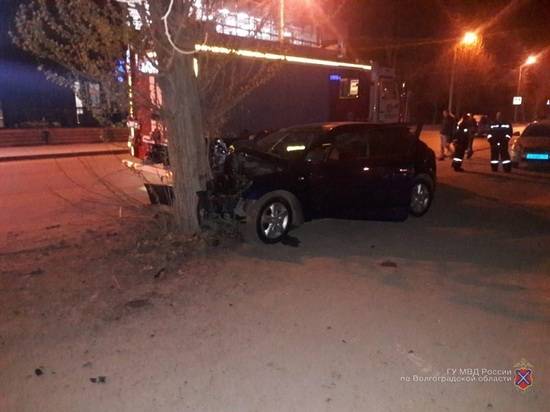 В Волжском 31-летний водитель врезался в дерево и погиб