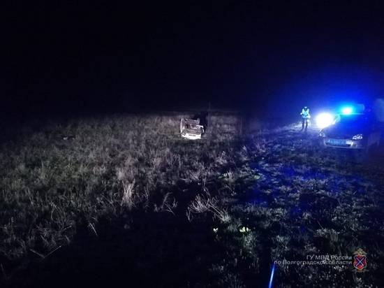 Под Волгоградом легковушка опрокинулась в кювет: пассажир погиб