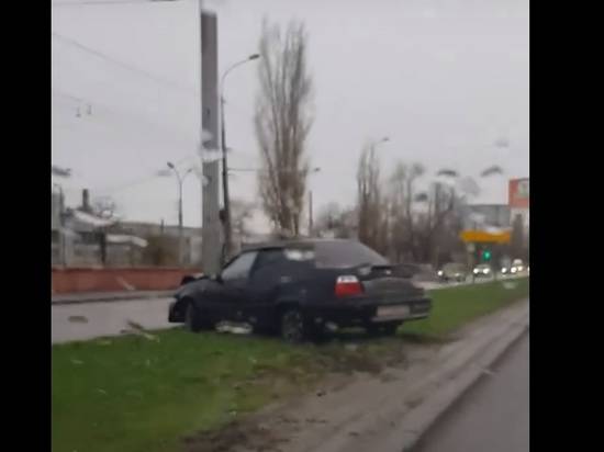 В обнимку со столбом: в Волгограде столкнулись две иномарки