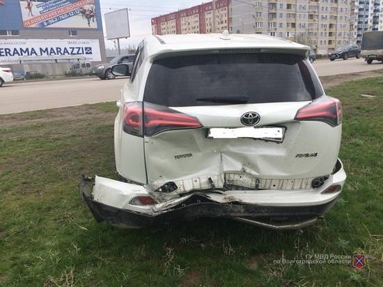 В Волжском пьяный лихач собрал массовое ДТП: четверо в больнице