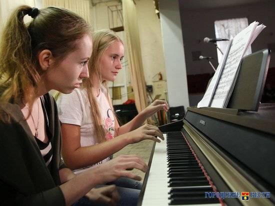 По нацпроекту 50 волгоградских школ искусств получили новые фортепиано