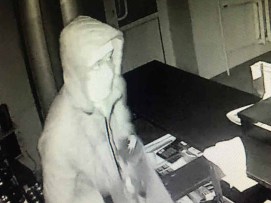 В Камышине воришка полез в магазин и порезался