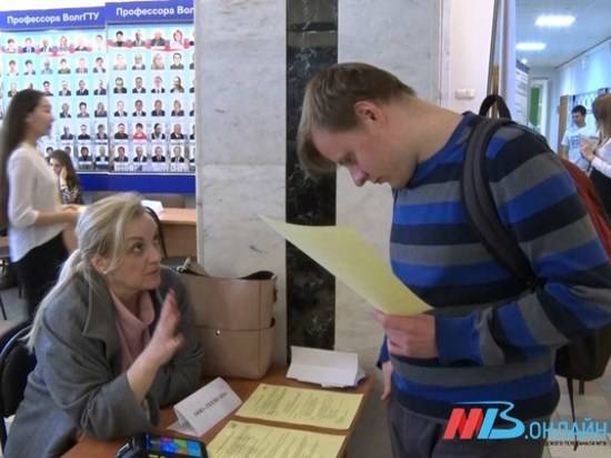 Волгоградским студентам рассказали о самых востребованных профессиях и о службе в армии