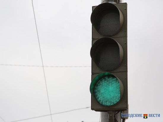 На перекрестке улиц Фонтанной и Продольной устанавливают светофоры