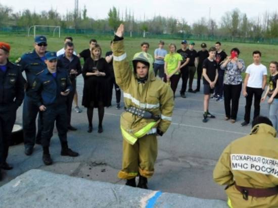 В Волжском школьные пожарные дружины продемонстрировали умение в борьбе с огнем