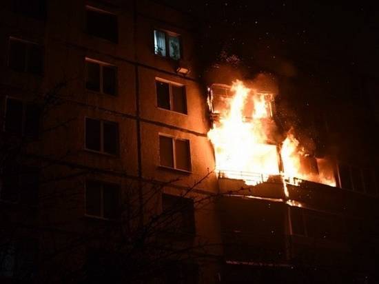 При пожаре в 10-этажке в Волжском пострадали люди