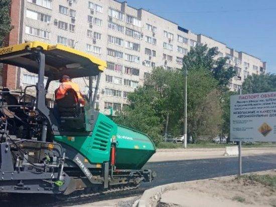 На улице Штеменко в Волгограде укладывают выравнивающий слой