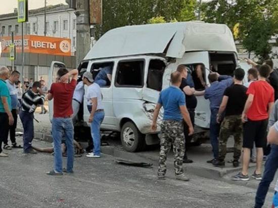 В Волгограде маршрутка с пассажирами попала в ДТП: есть пострадавшие