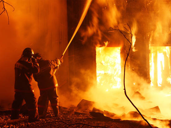 В Волгограде по непонятным причинам сгорел ангар со стройматериалами