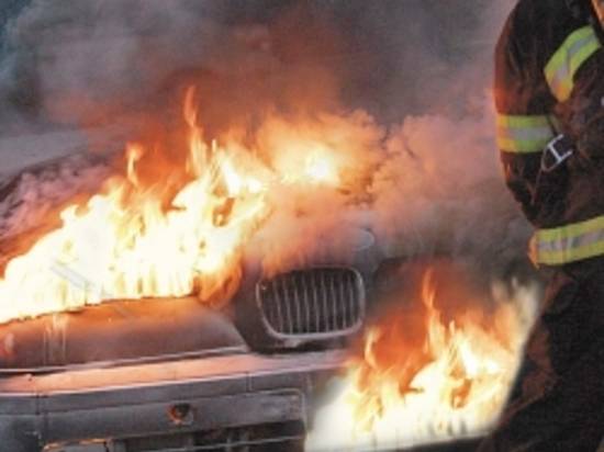 Ранним утром понедельника во дворе на юге Волгограда загорелись две машины