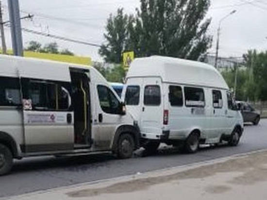 "Газелисты как всегда жгут": в Кировском районе Волгограда столкнулись две маршрутки