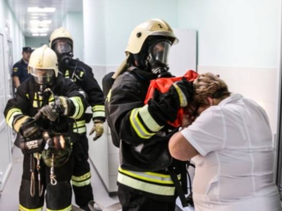 Волгоградские пожарные ликвидировали условный пожар в городской больнице