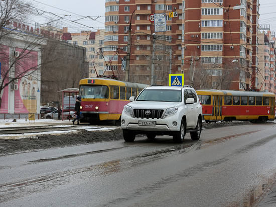 В Волгограде внедорожник столкнулся со скоростным трамваем