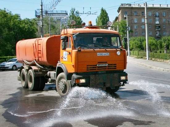 В Волгограде начался летний график влажной уборки улиц