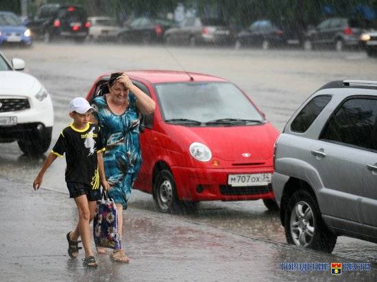Волгоград накрыло сильнейшим ливнем и градомпогода дождь