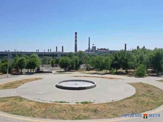 В парке 70 лет Победы в Волгограде монтируют поливочный водопровод