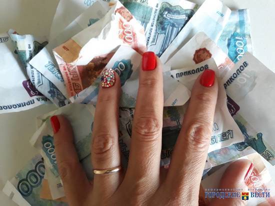 В Волжском предприимчивая продавщица несколько недель пользовалась забытой картой клиента